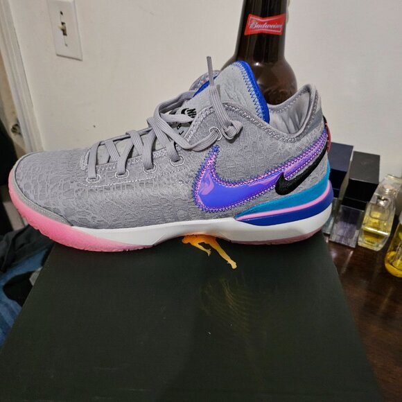 Nike Lebrons - Picture 3 of 3